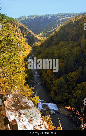 Tallulah Fluss gräbt sich seinen Weg durch Tallulah Schlucht State Park in North Georgia. Stockfoto