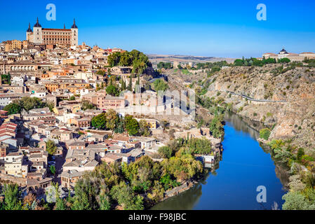 Toledo, Spanien. Alcazar und der antiken Stadt auf einem Hügel über den Fluss Tejo, Kastilien-La Mancha mittelalterliche Attraktion der Espana. Stockfoto