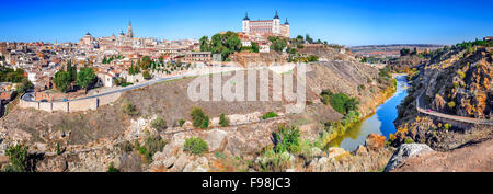 Toledo, Spanien. Alcazar und der antiken Stadt auf einem Hügel über den Fluss Tejo, Kastilien-La Mancha mittelalterliche Attraktion der Espana. Stockfoto