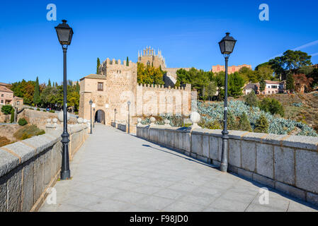 Toledo, Spanien. Puente de San Martin ist eine mittelalterliche Brücke über den Fluss Tajo in Toledo, Spanien. Stockfoto