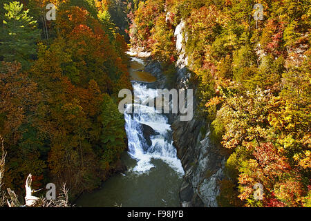 Tallulah Fluss gräbt sich seinen Weg durch eine Bergschlucht im Tallulah Falls State Park in North Georgia. Stockfoto