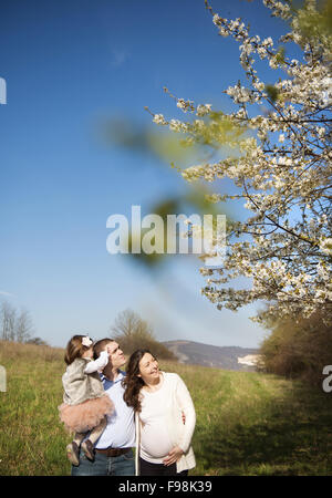 Glücklich schwanger Familie Spaß im Frühling Natur Stockfoto