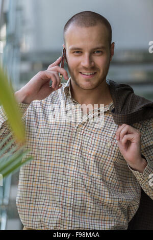 Schöne stilvolle Geschäftsmann sprechen am Telefon im Büro Stockfoto