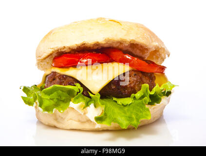 Cheeseburger mit einem hausgemachten Rindfleisch Patty auf einem Salatbett mit ketchup Stockfoto