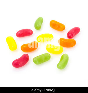 Gummibärchen auf weißem Hintergrund Stockfoto