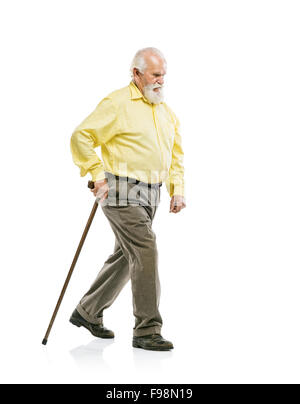 Alten aktiven bärtigen Mann zu Fuß mit Rohrstock isoliert auf weißem Hintergrund Stockfoto