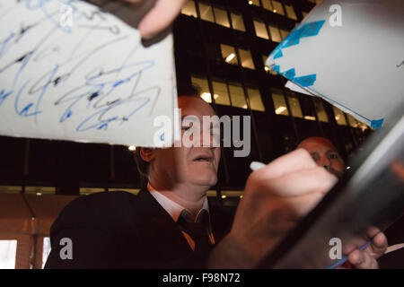 New York, Vereinigte Staaten von Amerika. 14. Dezember 2015. Regisseur Quentin Tarantino gibt Autogramme für Aktivisten versammelten sich gegenüber dem Theater bei seiner Ankunft bei der Premiere von "Hasserfüllte Eight." Bei der Premiere seines neuen Films "Hasserfüllte Eight" am historischen Ziegfeld Theater in Midtown Manhattan begrüßte Regisseur Quentin Tarantino Fans und Mitglieder von einer Konföderation der Aktivisten-Gruppen zur Verfügung, um ihre Unterstützung zu zeigen, indem Sie gegenüber dem Theater Eingang West 54th Street Rallye. Bildnachweis: Albin Lohr-Jones/Pacific Press/Alamy Live-Nachrichten Stockfoto