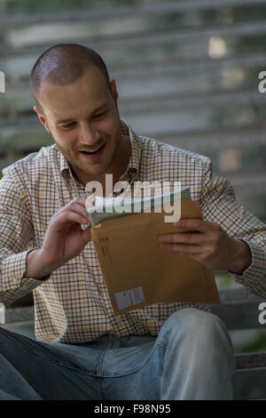 Porträt eines Geschäftsmannes erhielt Umschlag Lesen von Dokumenten Stockfoto