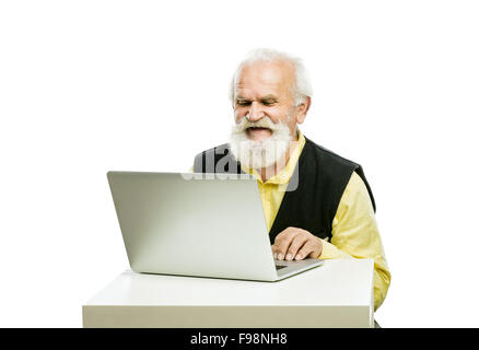 Alten bärtigen Mann mit Laptop isoliert auf weißem Hintergrund Stockfoto