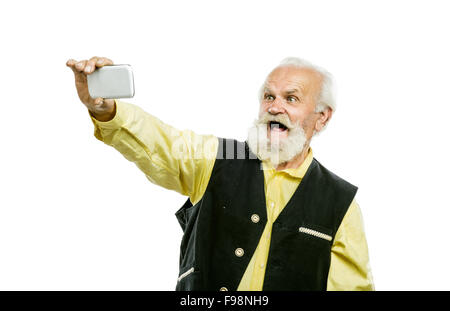 Aktive bärtigen Greis unter Selfie mit Handy isoliert auf weißem Hintergrund Stockfoto