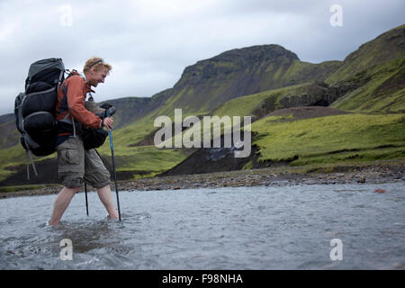 Wanderer durch einen Fluss entlang der Laugavegur Treck vom Landmannakaugar bis zum Thorsmork Stockfoto