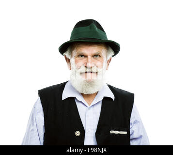 Porträt bärtigen alten bayerischen Mann mit traditionellen Hut, isoliert auf weißem Hintergrund Stockfoto