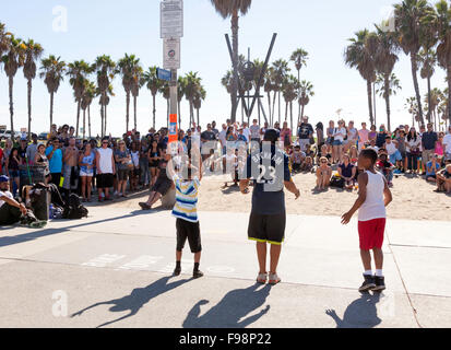 Junge männliche Inlineskating am Venice Beach am Venice Beach Skate Plaza in Kalifornien; USA; Amerika Stockfoto