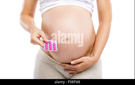 Nicht erkennbare schwanger Holding Pillen in der Hand, isoliert auf weißem Hintergrund Stockfoto