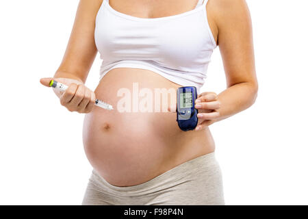 Nicht erkennbare schwangere Frau mit Spritze in der Hand, isoliert auf weiss, isoliert auf weißem Hintergrund Stockfoto