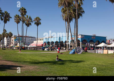 Junge männliche Inlineskating am Venice Beach am Venice Beach Skate Plaza in Kalifornien; USA; Amerika Stockfoto