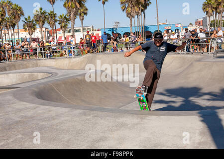 Junge männliche Inlineskating am Venice Beach am Venice Beach Skate Plaza in Kalifornien; USA; Amerika Stockfoto