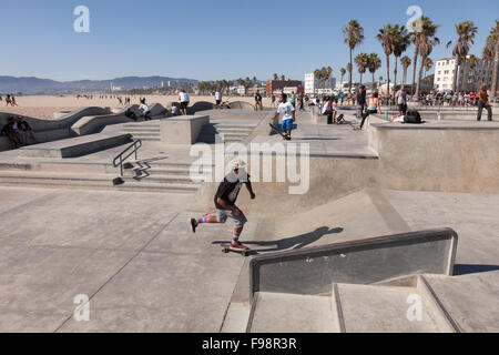 Junge männliche Inlineskating am Venice Beach am Venice Beach Skate Plaza in Kalifornien; USA; Amerika Stockfoto