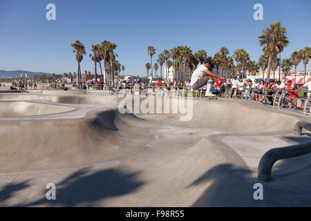 Junge männliche Inlineskating am Venice Beach am Venice Beach Skate Plaza in Kalifornien; USA; Amerika Stockfoto