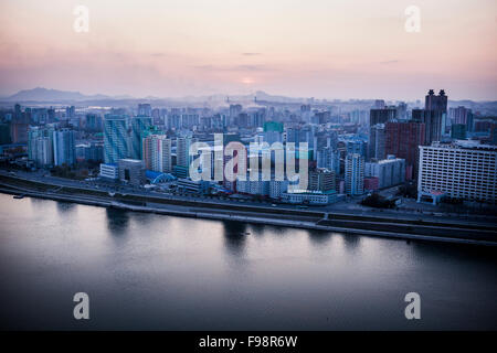 Ein Blick in der Abenddämmerung über den Taedong-Fluss in Pyongyang, Nordkorea. Stockfoto