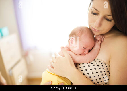 Glückliche Mutter mit Babymädchen Zimmer. Stockfoto