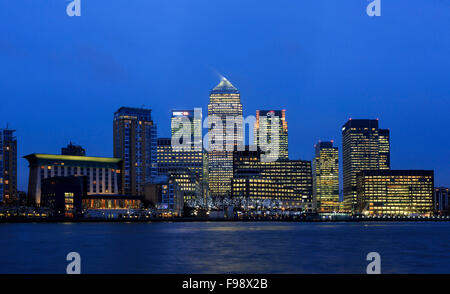 Skyline-Blick von Canary Wharf mit HQs von HSBC, Credit Suisse, Citi und JP Morgan neben Canada Tower in der Abenddämmerung, London Stockfoto