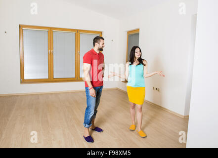 Schwangere Mutter und gut aussehend Vater werden in neues Haus einziehen. Glückliches Paar. Stockfoto
