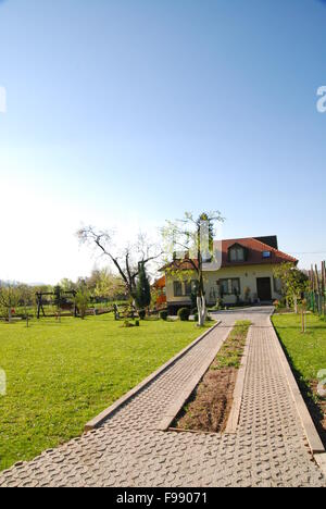 schönes Haus am sonnigen Tag Stockfoto