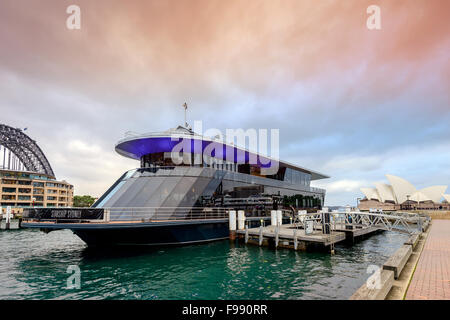 Sydney, Australien - 7. November 2015: Starship Sydney in Sydney Cove fixiert und für die Hochzeit Kreuzfahrt abfahrbereit. Raumschiff Stockfoto