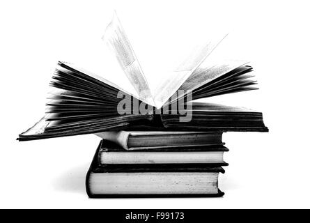 Stapel alter Bücher auf weißem Hintergrund Stockfoto