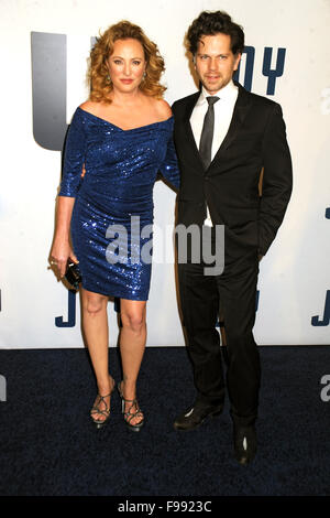 New York City. 13. Dezember 2015. Virginia Madsen und Sohn Jack Sabato besuchen die 'Freude' New Yorker Premiere im Ziegfeld Theater am 13. Dezember 2015 in New York City. / Bild Allianz © Dpa/Alamy Live-Nachrichten Stockfoto