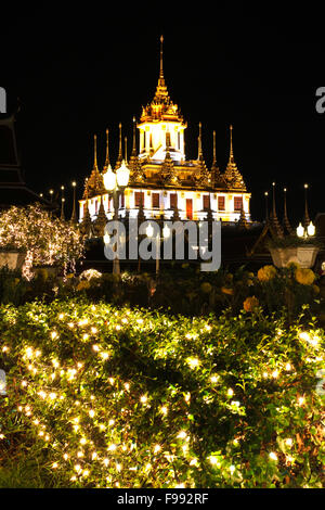 Loha Prasat Metall Palast in Wat Ratchanadda in der Nacht, Bangkok, Thailand Stockfoto