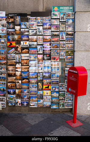 Souvenir-Postkarten zum Verkauf in Madrid Stockfoto