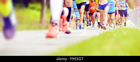 Gruppe von nicht identifizierten Marathon Racer ausgeführt, Detail auf Beinen Stockfoto