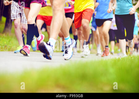 Gruppe von nicht identifizierten Marathon Racer ausgeführt, Detail auf Beinen Stockfoto