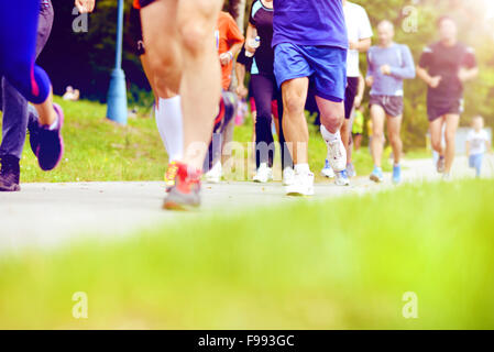 Gruppe von nicht identifizierten Marathon Racer ausgeführt, Detail auf Beinen Stockfoto