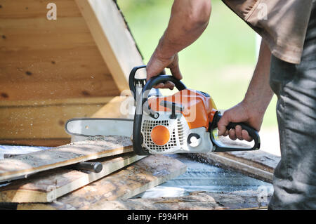 Holz Arbeiter Wirking mit Kettensäge closeup Stockfoto