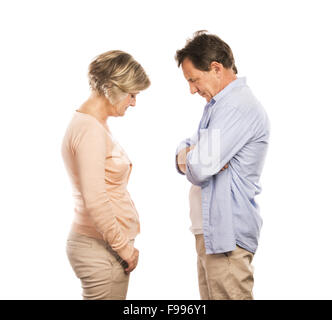 Studioaufnahme von wütenden älteres Paar mit einem Argument, isoliert auf weißem Hintergrund. Ehe in der Krise. Stockfoto