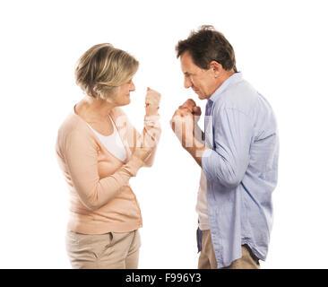 Studioaufnahme von wütenden älteres Paar mit einem Argument, isoliert auf weißem Hintergrund. Ehe in der Krise. Stockfoto