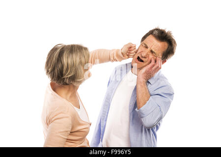 Studioaufnahme von wütenden älteres Paar mit einem Argument, isoliert auf weißem Hintergrund. Ehe in der Krise. Stockfoto