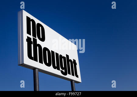 Große Anzeige-Panel, geprägt mit der Meldung "Keine Gedanken", isoliert auf blauen Himmel. Stockfoto