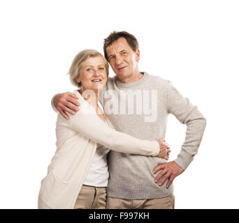 Studioportrait von glücklich Senioren paar umarmt. Isoliert auf weißem Hintergrund. Stockfoto