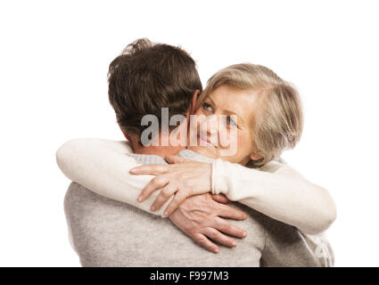 Studioportrait von glücklich Senioren paar umarmt. Isoliert auf weißem Hintergrund. Stockfoto