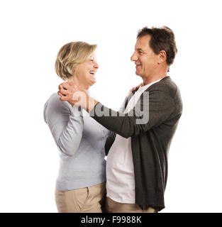 Studioportrait glücklich Senioren paar tanzen. Isoliert auf weißem Hintergrund. Stockfoto