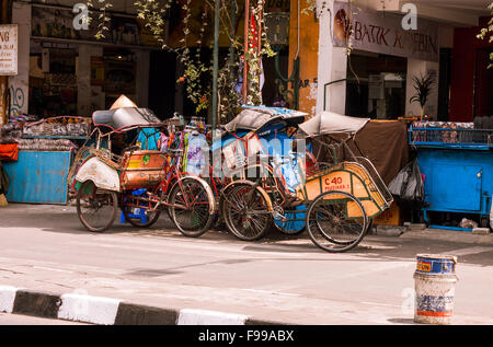 YOGJAKARTA, Indonesien - 21. August 2015: bunte Becaks in einer Straße von Yogjakarta am 21. August 2015. Stockfoto