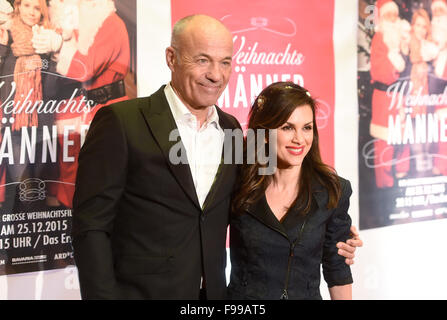 München, Deutschland. 14. Dezember 2015. Schauspieler Heiner Lauterbach und seine Frau Viktoria Skaf kommen für die Premiere von der ARD TV-Sender Weihnachten Film "Weihnachts-Maenner" auf die Filmtheater Sendlinger Tor in München, 14. Dezember 2015. Der Film wird am 25. Dezember 2015 im Fernsehen übertragen werden. Foto: TOBIAS HASE/DPA/Alamy Live-Nachrichten Stockfoto