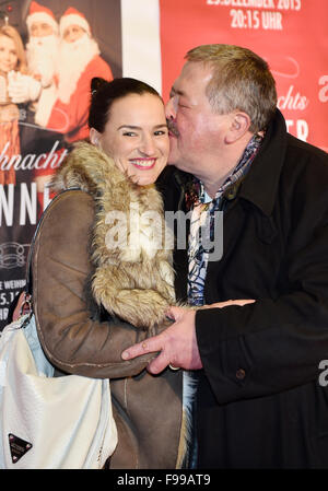 München, Deutschland. 14. Dezember 2015. Schauspieler Josef Hannesschlaeger und seine Freundin Tanja Kindler kommen für die Premiere von der ARD TV-Sender Weihnachten Film "Weihnachts-Maenner" auf die Filmtheater Sendlinger Tor in München, 14. Dezember 2015. Der Film wird am 25. Dezember 2015 im Fernsehen übertragen werden. Foto: TOBIAS HASE/DPA/Alamy Live-Nachrichten Stockfoto