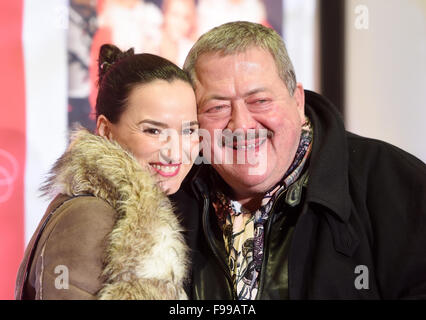 München, Deutschland. 14. Dezember 2015. Schauspieler Josef Hannesschlaeger und seine Freundin Tanja Kindler kommen für die Premiere von der ARD TV-Sender Weihnachten Film "Weihnachts-Maenner" auf die Filmtheater Sendlinger Tor in München, 14. Dezember 2015. Der Film wird am 25. Dezember 2015 im Fernsehen übertragen werden. Foto: TOBIAS HASE/DPA/Alamy Live-Nachrichten Stockfoto