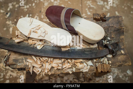 Ein Manometer, ein Holzschuh-Bett und eine fertige Verstopfung am Arbeitsplatz des Clog Makers Manfred Karolczak in der Spreewald-Gemeinde Burg (Brandenburg), Deutschland, 07. Dezember 2015. Seit 1909 haben in dem kleinen Familienbetrieb handgefertigten Holzschuhe aus Pappel und Erle Holz geschnitzt worden. Die Holzplatte ist mit Schweinsleder überzogen und mit Draht geklemmt. Nach etwa einer Stunde ein Paar Holzschuhe gemacht. Die Schuhe eignen sich besonders für den Garten und sind relativ unempfindlich gegenüber Feuchtigkeit aufgrund der Naturmaterialien. Foto: Patrick Pleul/dpa Stockfoto