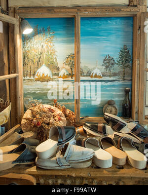 Der Arbeitsplatz der Clog-Hersteller Manfred Karolczak in der Spreewald-Gemeinde Burg (Brandenburg), Deutschland, 07. Dezember 2015. Seit 1909 haben in dem kleinen Familienbetrieb handgefertigten Holzschuhe aus Pappel und Erle Holz geschnitzt worden. Die Holzplatte ist mit Schweinsleder überzogen und mit Draht geklemmt. Nach etwa einer Stunde ein Paar Holzschuhe gemacht. Die Schuhe eignen sich besonders für den Garten und sind relativ unempfindlich gegenüber Feuchtigkeit aufgrund der Naturmaterialien. Foto: Patrick Pleul/dpa Stockfoto